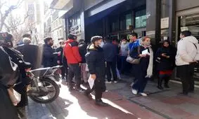 بانک مرکزی می گوید نرخ دلار بازار را قبول ندارد؛ بازار هم نرخ دولت را نمی پذیرد!