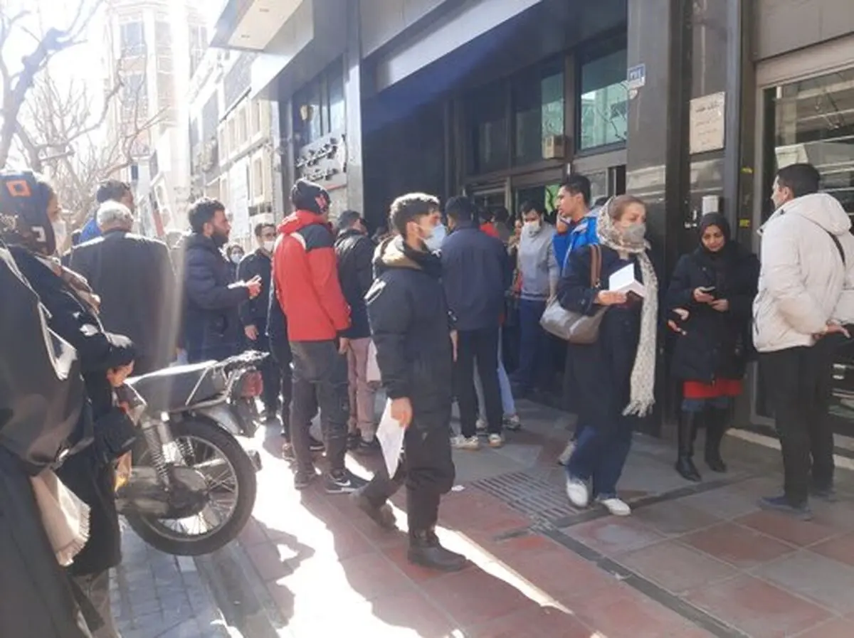 بانک مرکزی می گوید نرخ دلار بازار را قبول ندارد؛ بازار هم نرخ دولت را نمی پذیرد!