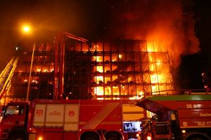 آتش‌سوزی مهیب در ازمیر ترکیه ۷ زخمی بر جا گذاشت