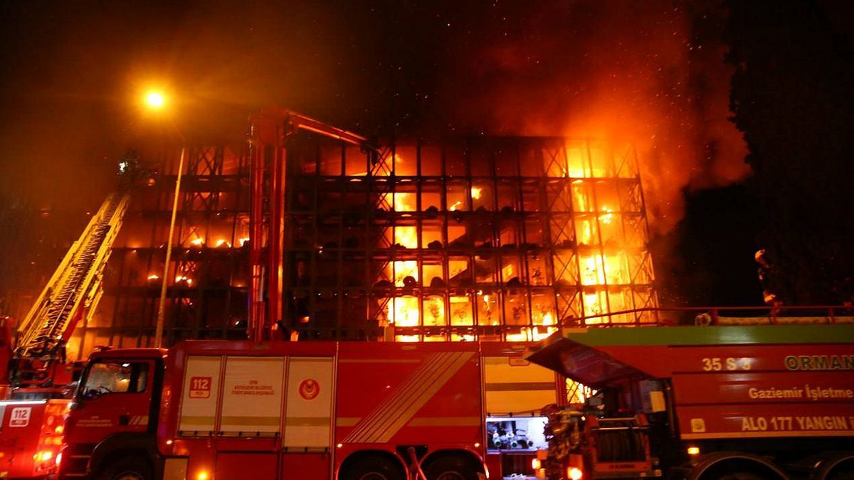 آتش‌سوزی مهیب در ازمیر ترکیه ۷ زخمی بر جا گذاشت