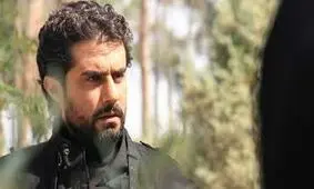 سفر در زمان؛ تیپ و چهرۀ متفاوت «محمد سریال گاندو» در یک تئاتر؛ سال 95 