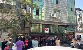 تجمع اعتراضی تعدادی از هواداران پرسپولیس مقابل ساختمان باشگاه و شعارهایی علیه درویش/ ویدئو