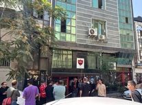 تجمع اعتراضی تعدادی از هواداران پرسپولیس مقابل ساختمان باشگاه و شعارهایی علیه درویش/ ویدئو