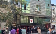 تجمع اعتراضی تعدادی از هواداران پرسپولیس مقابل ساختمان باشگاه و شعارهایی علیه درویش/ ویدئو