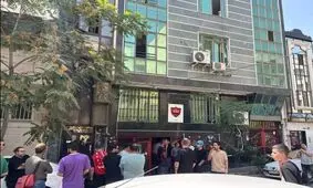 تجمع اعتراضی تعدادی از هواداران پرسپولیس مقابل ساختمان باشگاه و شعارهایی علیه درویش/ ویدئو