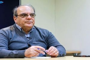 عباس عبدی: دادگاه الهه محمدی و نیلوفر حامدی را علنی کنید