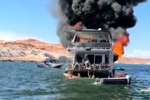 یک قایق خانوادگی با 25 نفر سرنشین آتش گرفت/ ویدئو