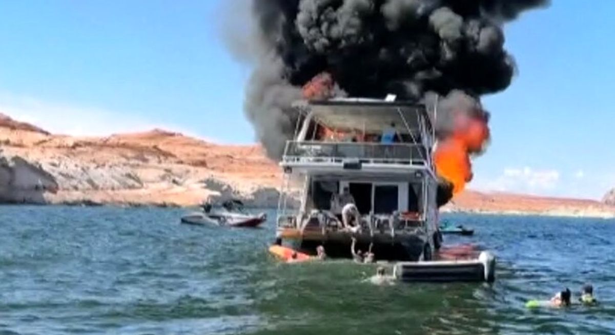 یک قایق خانوادگی با 25 نفر سرنشین آتش گرفت/ ویدئو