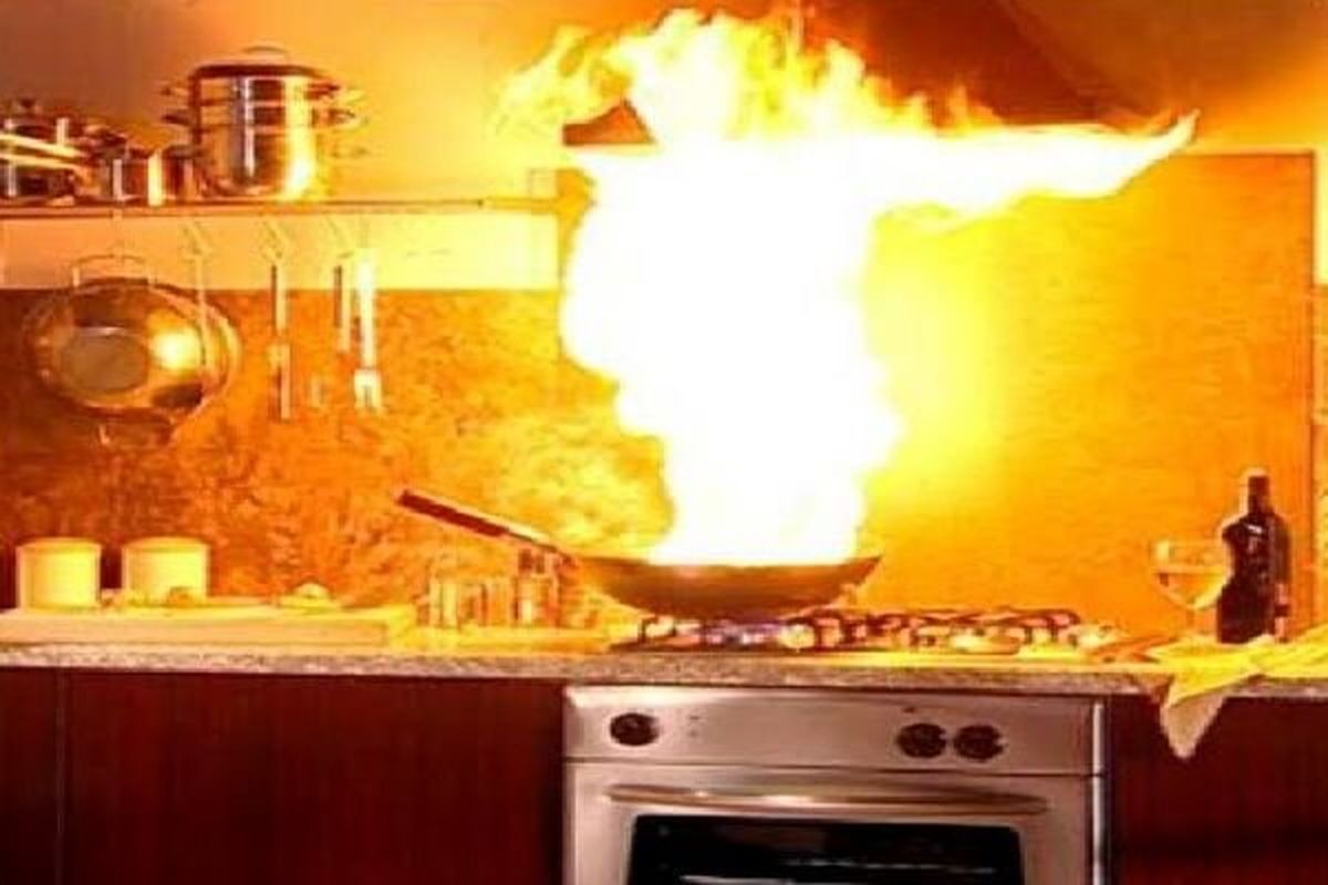 منفجر شدن آشپزخانه با پاشیدن یک سطل آب روی آتش/ ویدئو