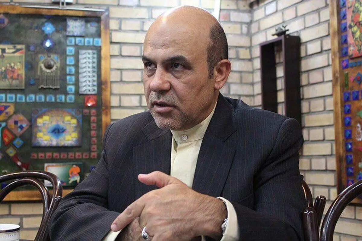 حسین شریعتمداری: متن بازجویی‌های علیرضا اکبری را منتشر کنید

