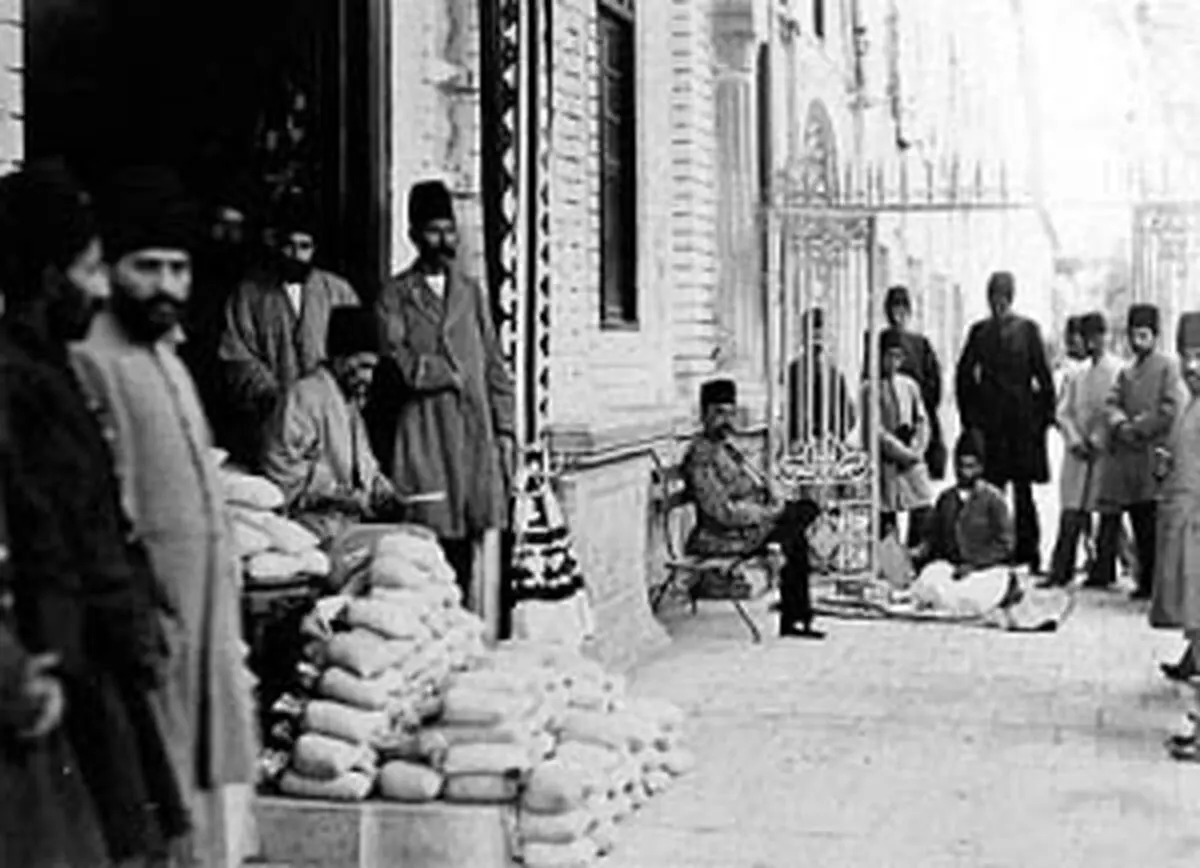 سفر به ایران قدیم؛ زنان و مردان اروپایی در کنار نقش‌برجسته «چشمه‌علی شهرری» در دوران قاجار