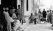 سفر به ایران قدیم؛ زنان و مردان اروپایی در کنار نقش‌برجسته «چشمه‌علی شهرری» در دوران قاجار