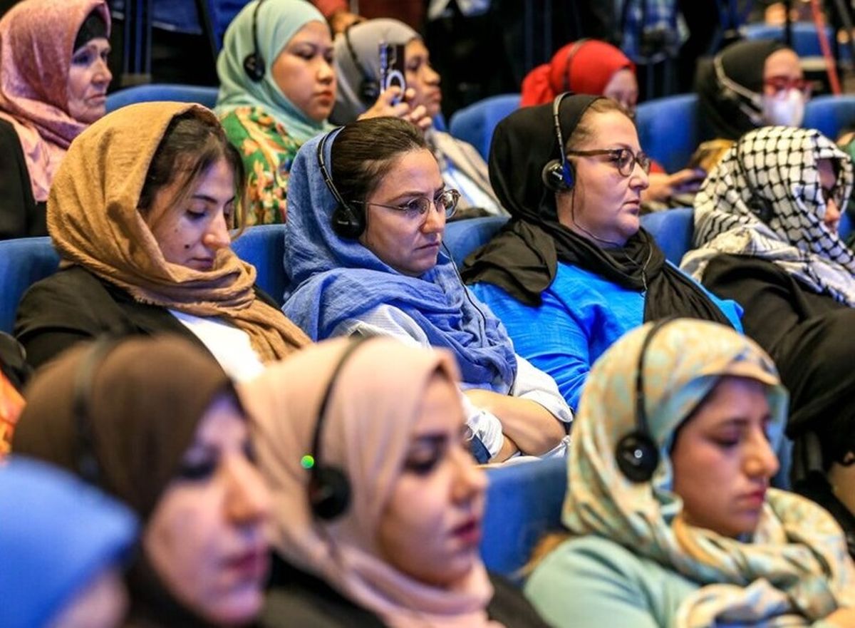 حجاب خبرنگاران خارجی در جشنواره بینالمللی رسانهای خورشید در مشهد/ عکس