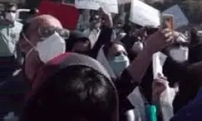 تجمع اعتراضی والدین خوزستانی به علت حضوری شدن مدارس/ ویدئو