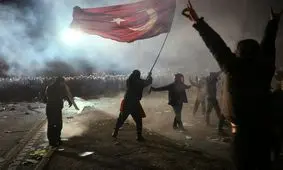 تصاویری از مقابله معترضان ترکی با نیرو‌های امنیتی/ ویدئو