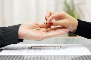 حق طلاق زن در صورت طولانی شدن زمان عقد