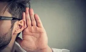 اگر در شلوغی صدای دوستتان را نمی‌شنوید، مستعد زوال عقل هستید!

