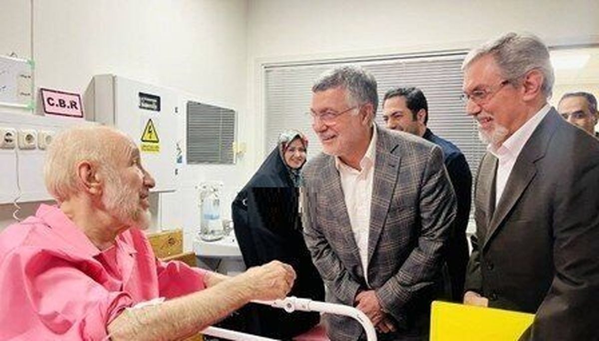 بستری خاتمی در بیمارستان دولتی و حاشیه سازی رنگ لباس