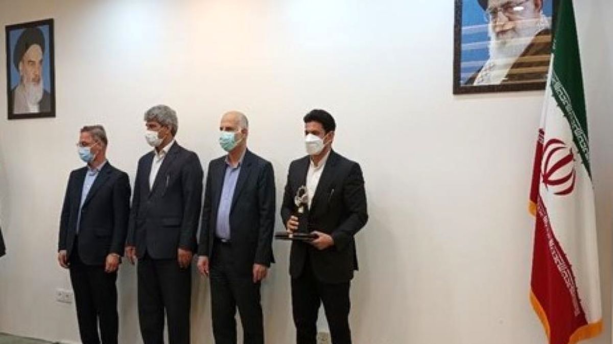 فولاد اکسین خوزستان برای ۳ سال متوالی موفق به دریافت تندیس صنعت سبز شد