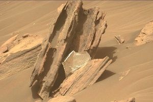 مشاهده شیء نقره‌ای براق بر روی سطح مریخ خبرساز شد