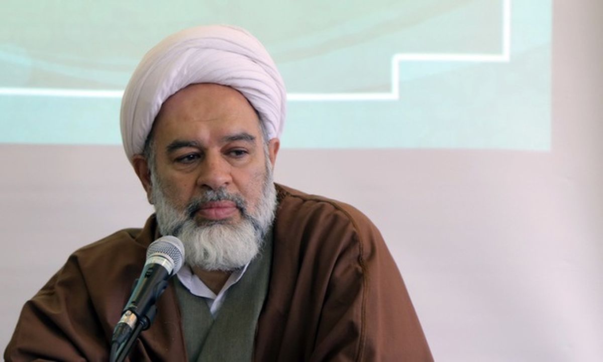 رفتار روحانی موبایل بهدست در درمانگاه قم ناپسند و غیرقابل توجیه است/ عکسبرداری و فیلمبرداری یا تظاهر به آن «نهی از منکر» نیست، تهدید به «پروندهسازی» است/ آن خانم ترجیح می داد کشیده بخورد تا اینکه از او عکس بگیرند
