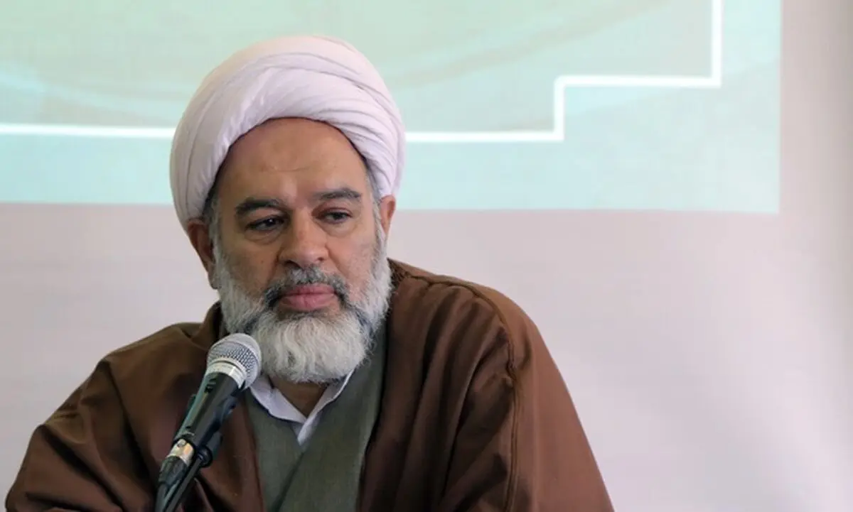 رفتار روحانی موبایل به‌دست در درمانگاه قم ناپسند و غیرقابل توجیه است/ عکسبرداری و فیلمبرداری یا تظاهر به آن «نهی از منکر» نیست، تهدید به «پرونده‌سازی» است/ آن خانم ترجیح می داد کشیده بخورد تا اینکه از او عکس بگیرند