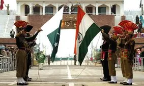 لگد مال کردن پرچم‌های پاکستان، فلسطین و بنگلادش در ایستگاه قطاری در هند/ ویدئو