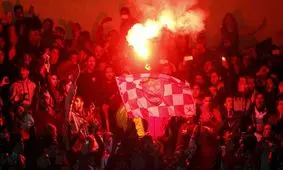 آتش‌بازی هواداران پرسپولیس در ورزشگاه آزادی/ ویدئو