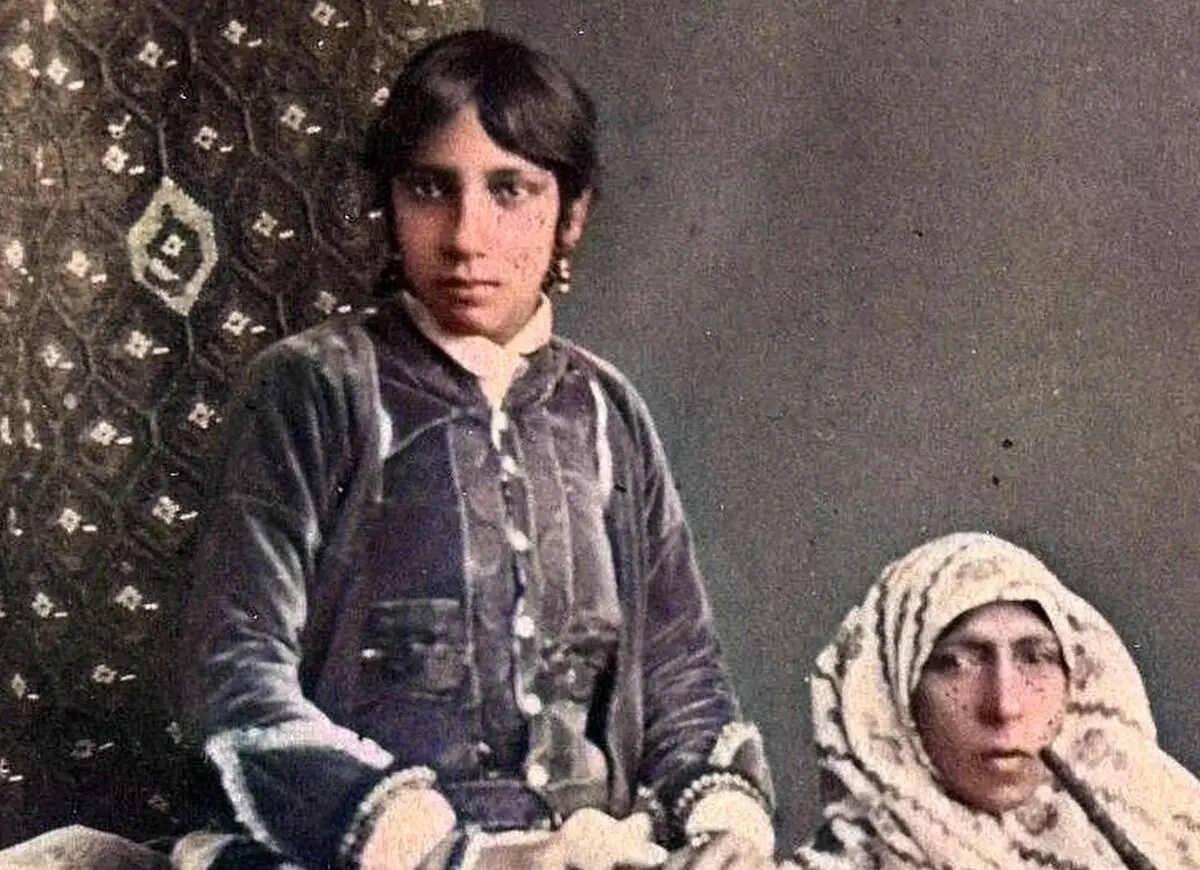 سفر به عصر قاجار؛ از «مردانی که فین می‌کردند» تا «زنی که قلیان می‌کشید»