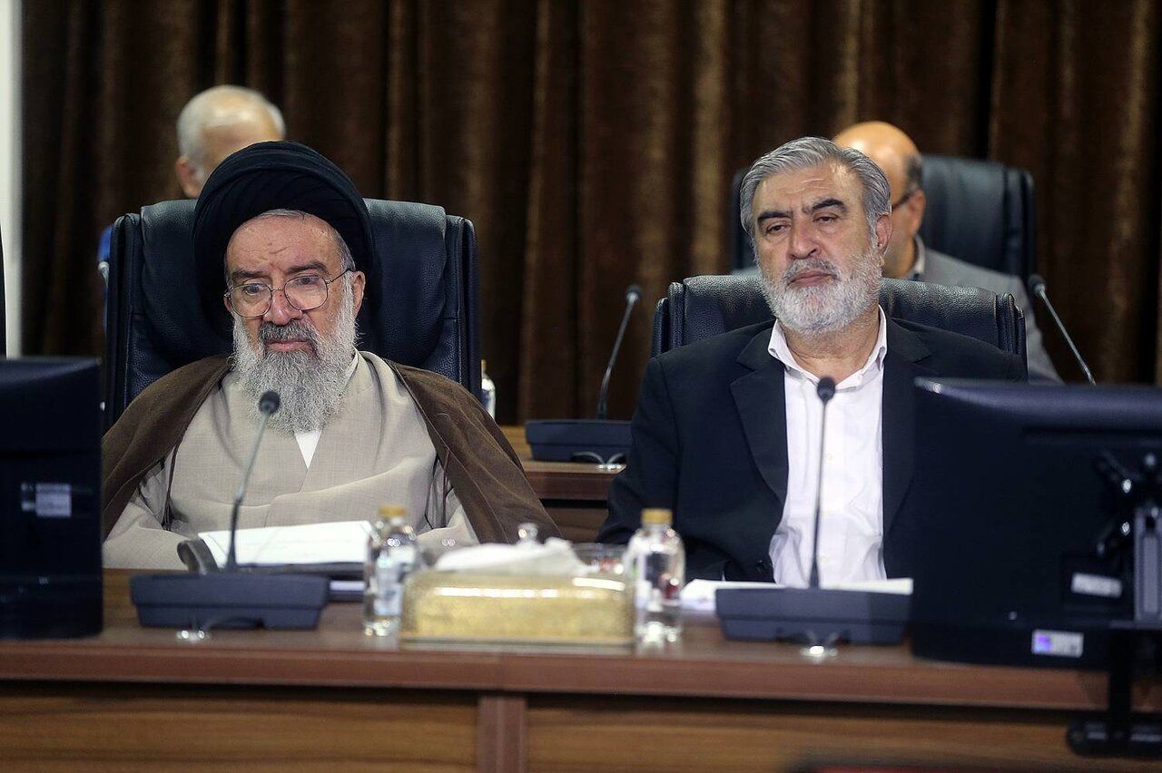 تصاویری از چهره در هم مخالفان و خنده‌های پزشکیان در جلسه مجمع تشخیص مصلحت نظام/ احمدی نژاد و شمخانی هم بودند