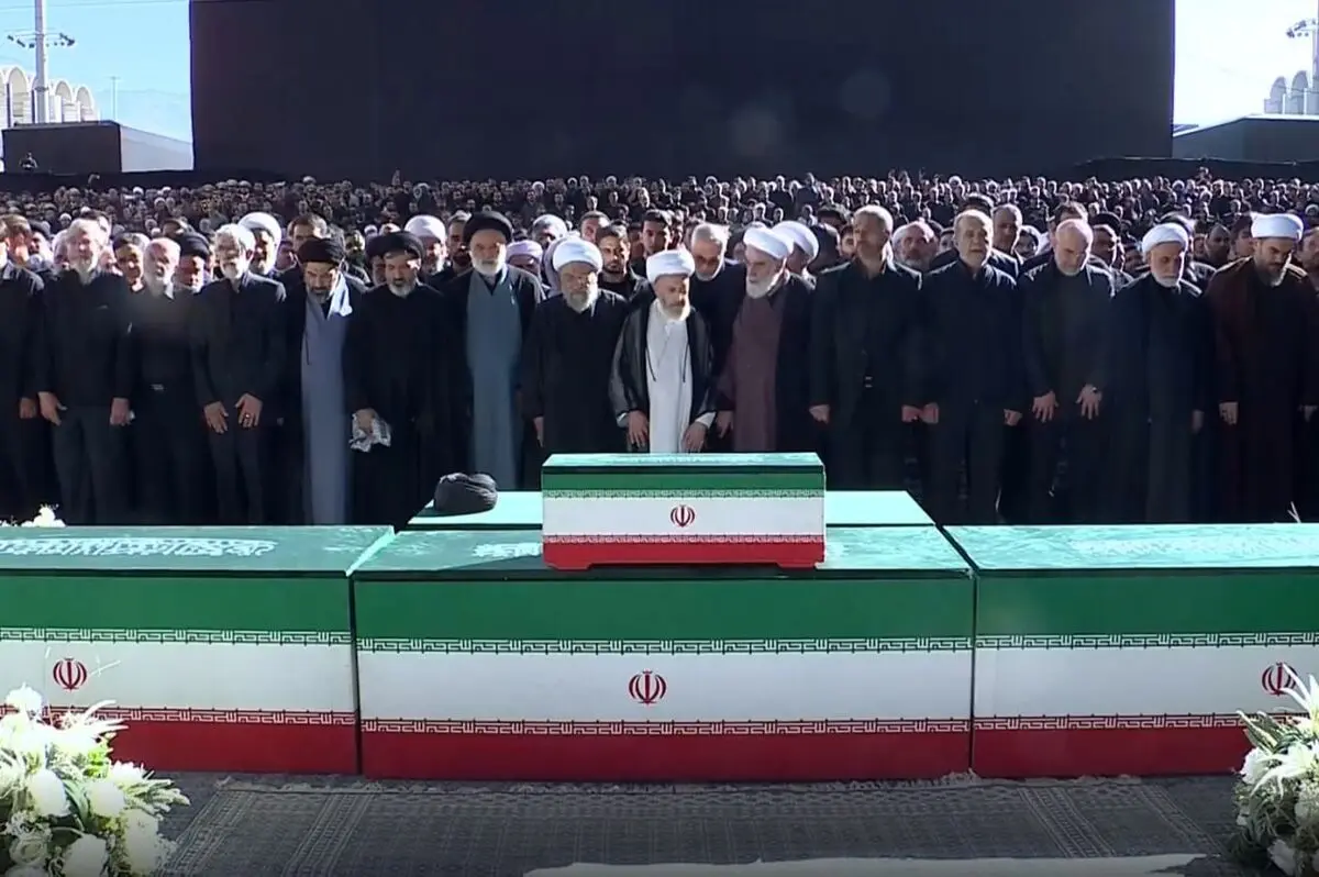 اقامه نماز بر پیکر رهبر شهید انقلاب به امامت آیت الله جعفر سبحانی 
