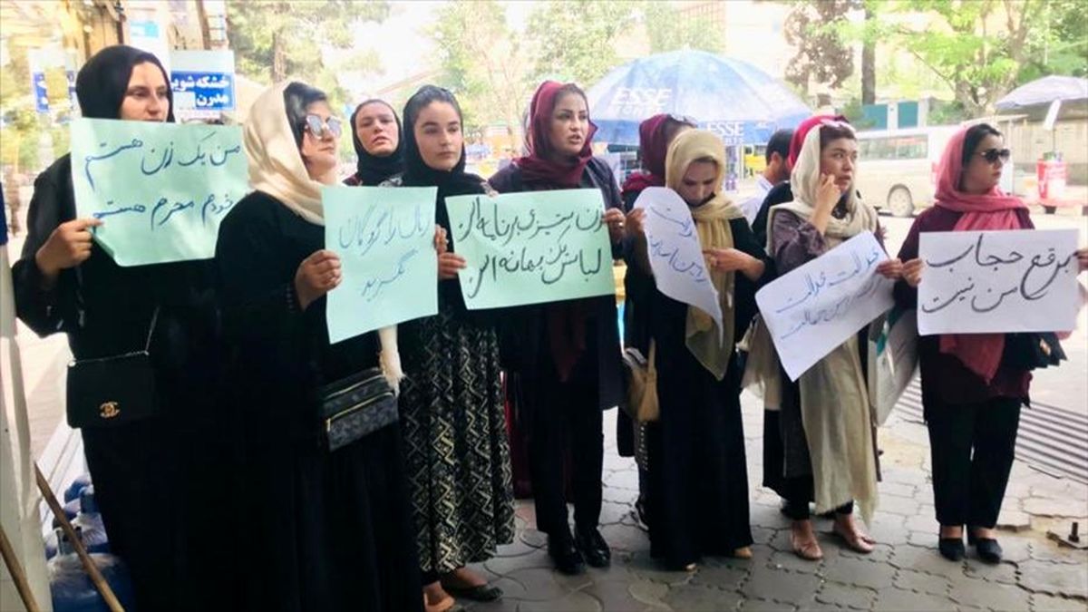 تظاهرات زنان در افغانستان در اعتراض به بستن آرایشگاههای زنانه/ ویدئو