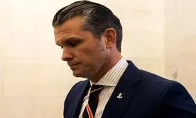 کاخ سفید جست‌و‌جو برای وزیر دفاع جدید آمریکا را آغاز کرده است/ سخنگوی کاخ سفید: ترامپ پشت هگست ایستاده است