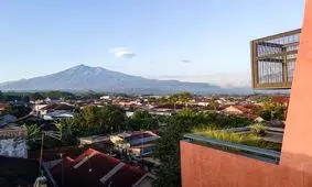 از فضا سازی معمار در این قوطی کبریت و تبدیل آن به یک هتل دیدنی لذت ببرید