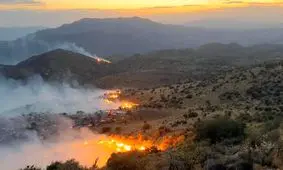 آتش همچنان در ارتفاعات شیراز شعله می کشد