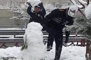برف‌ بازی باحال پلیس با چند پسربچه که وایرال شد/ ویدئو