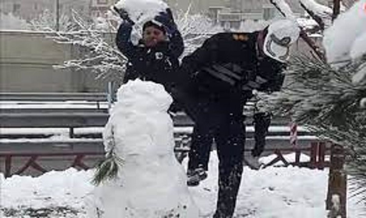 برف‌ بازی باحال پلیس با چند پسربچه که وایرال شد/ ویدئو