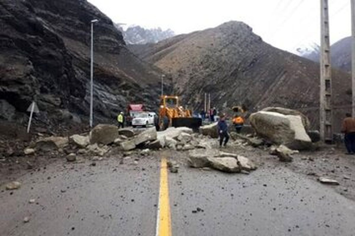 هشدار سقوط سنگ از ارتفاعات کندوان/ رانندان در حاشیه جاده توقف نکنند