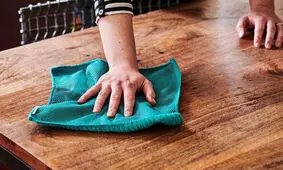 چگونه لکه روی میز چوبی را پاک کنیم 