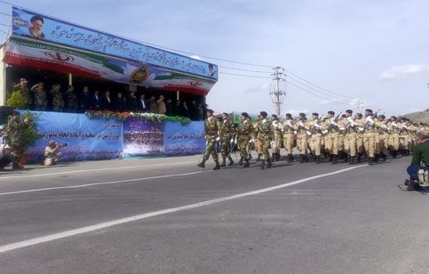اتفاقی عجیب در مراسم رژه روز ارتش در مشهد/ ویدئو

