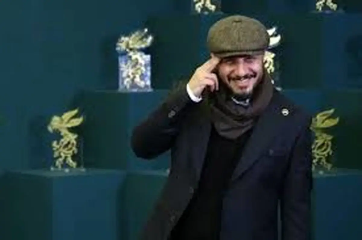 جواد عزتی جایزه بهترین بازیگر را گرفت/ ویدئو