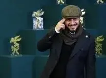 جواد عزتی جایزه بهترین بازیگر را گرفت/ ویدئو