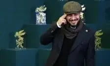 جواد عزتی جایزه بهترین بازیگر را گرفت/ ویدئو