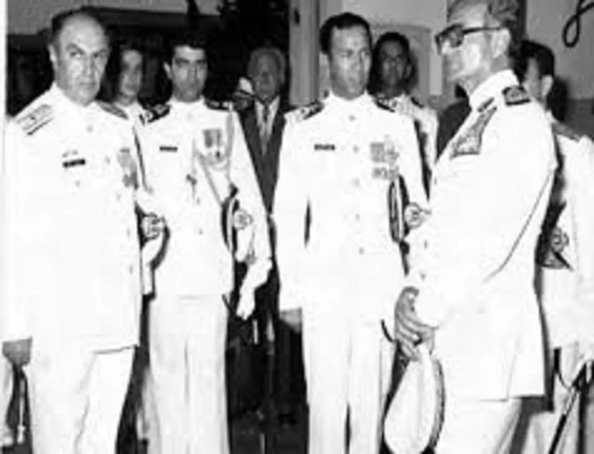 سفر در زمان؛ در مانور وقتی یکی از گلوله توپ کشتی‌ها به هدف نخورد، شاه به فرمانده نیروی دریایی فحش داد که سرشان را بخورد 