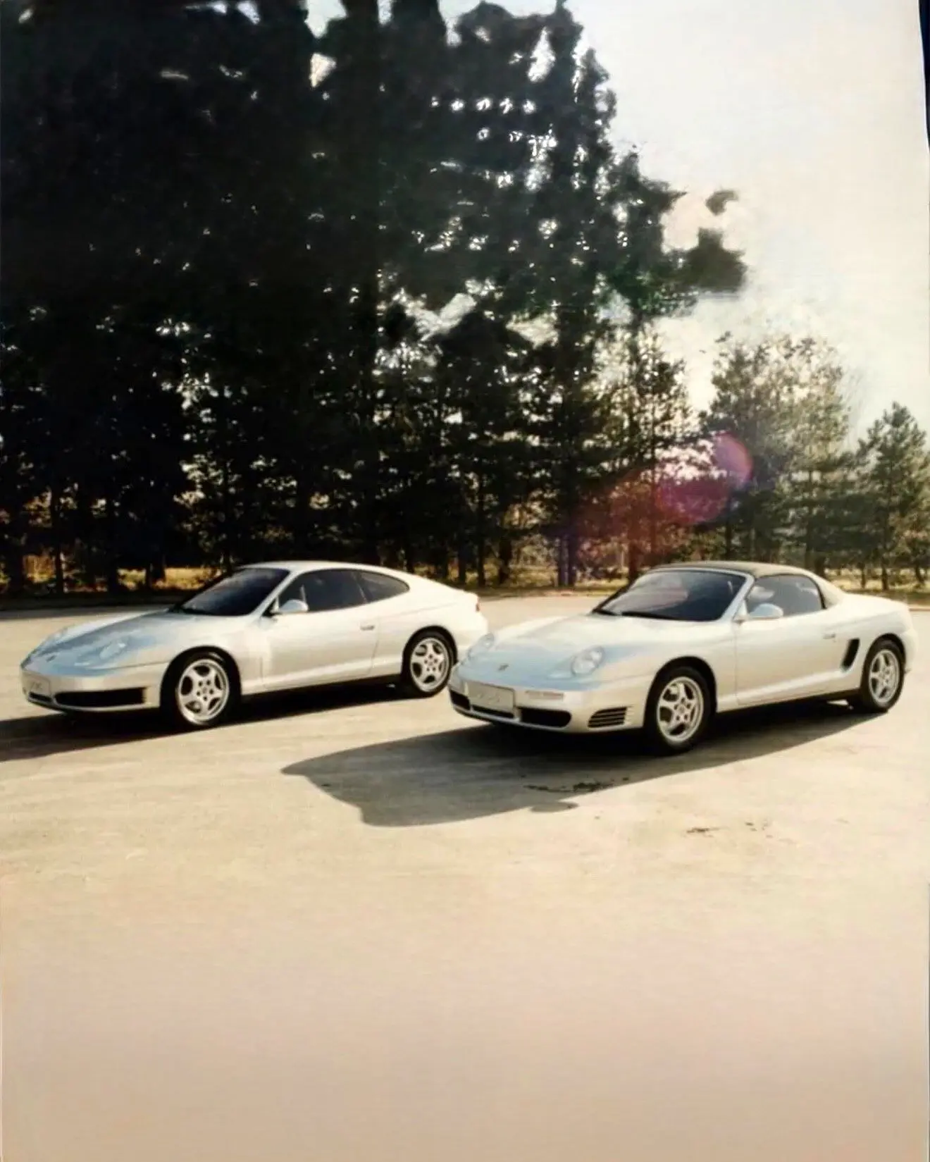 تصویری از طرح‌های پیشنهادی شرکت طراحی برتونه برای خودروهای اسپرت پورشه ۹۱۱ (کد ۹۹۶) و پورشه باکستر (کد ۹۸۶) مربوط به سال ۱۹۹۲؛ این طرح‌ها نمایانگر تلاش پورشه برای صرفه‌جویی در هزینه‌ها از طریق اشتراک‌گذاری قطعات بین دو مدل در دوران بحران مالی هستند.