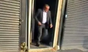 تصویر جنجالی رئیس پلیس هنگام خروج از فاحشه‌خانه