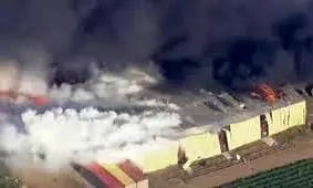 ​​​​​​​آتش‌سوزی مهیب در کارخانه تولید مواد آتش‌بازی در کالیفرنیا / ویدئو