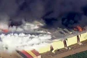 ​​​​​​​آتش‌سوزی مهیب در کارخانه تولید مواد آتش‌بازی در کالیفرنیا / ویدئو