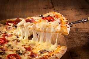 آشنایی با مزایا و معایب خوردن پنیر پیتزا