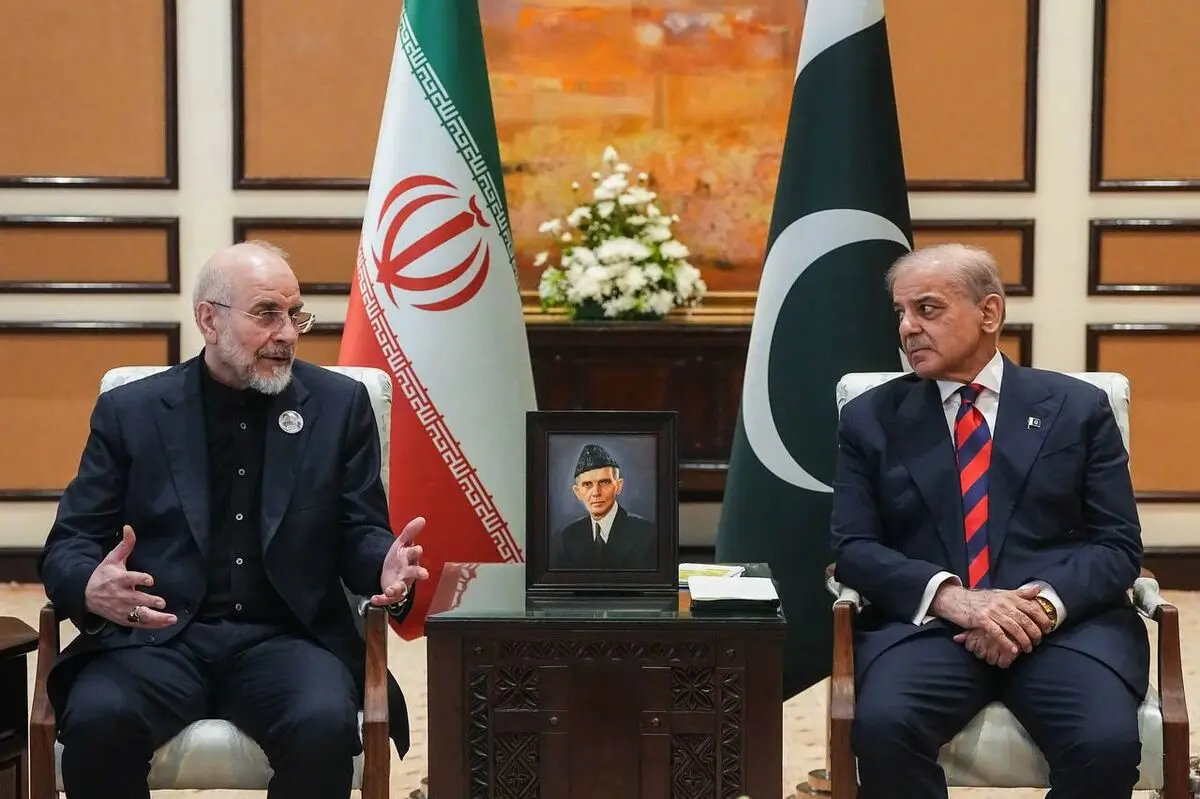  تصاویری از دیدار نخست‌وزیر پاکستان با محمدباقر قالیباف/ عکسی از پیکسل نصب شده روی لباس اعضای تیم مذاکره کننده ایران در پاکستان 